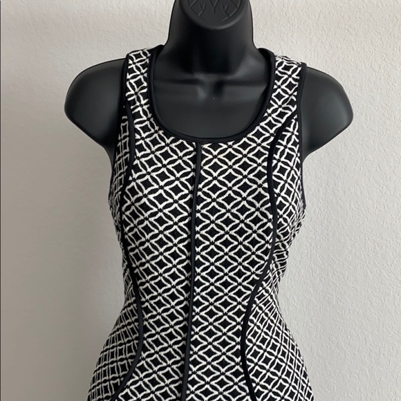 Sleeveless patterned dress - Picture 4 of 4